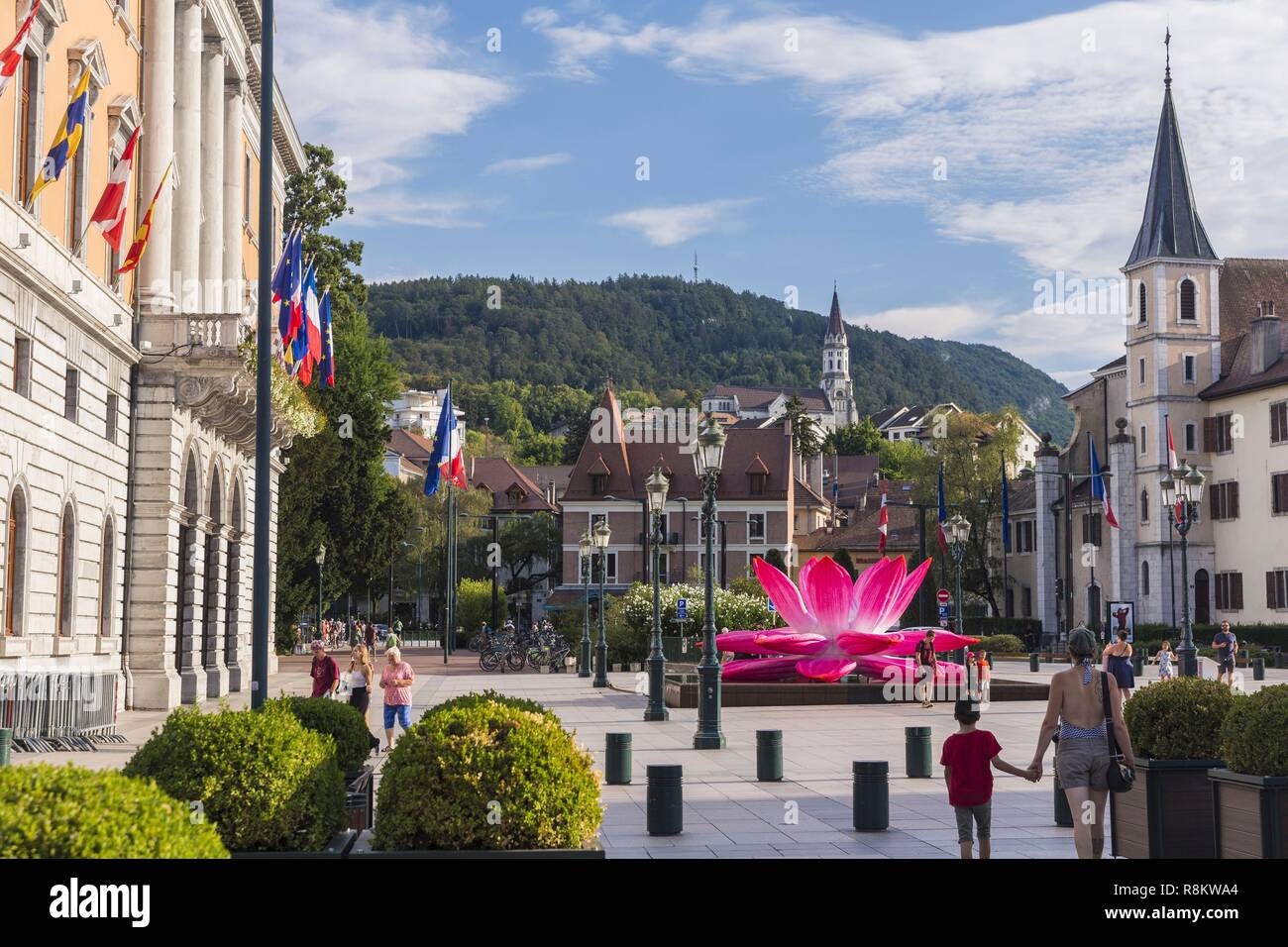 Francia, Haute Savoie, Annecy, la ciudad vieja, la plaza del ayuntamiento a la izquierda, la Basílica de la Visitación de la Virgen y de San Francisco de Sales iglesia en derecho Foto de stock