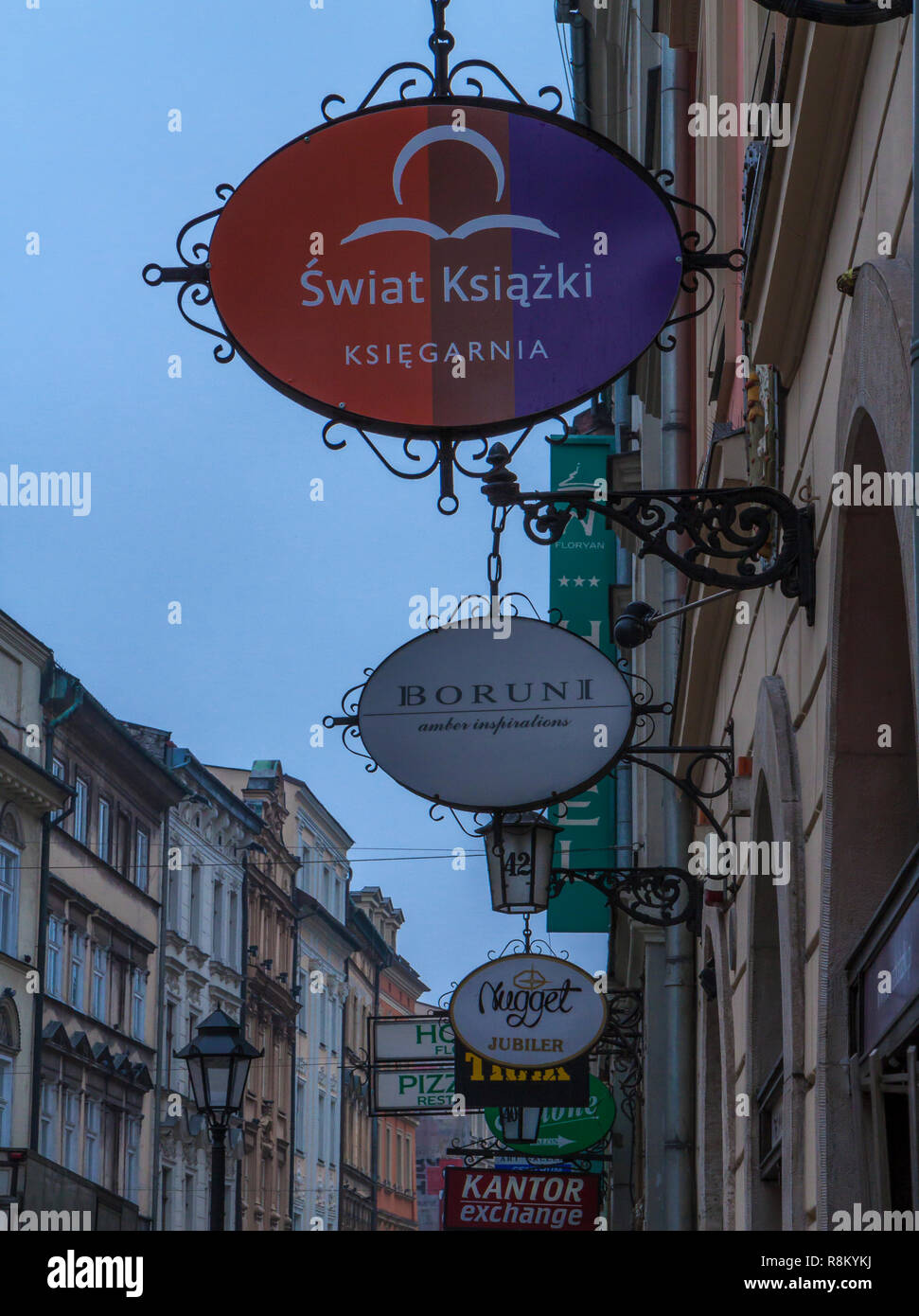 Fila de rótulos de tiendas en el casco antiguo de Cracovia Fotografía de  stock - Alamy