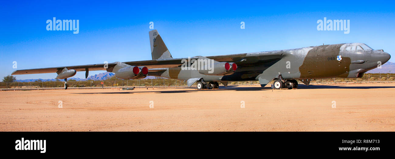 Boeing B52G Stratofortress avión bombardero estratégico en la exhibición en el Pima Air & Space Museum de Tucson, AZ Foto de stock