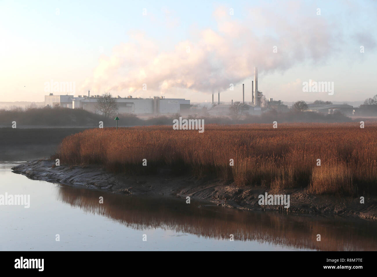 Smurfit Kappa planta, a orillas del río Medway en Aylesford Kent, Reino  Unido. Smurfit Kappa son uno de Europas mayores recicladores de papel y  cartón Fotografía de stock - Alamy