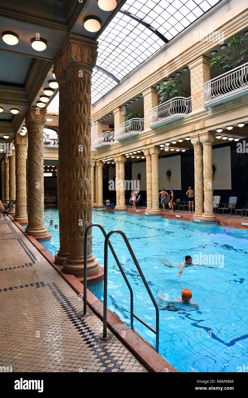 Hungría, Budapest, catalogada como Patrimonio de la Humanidad por la UNESCO, distrito de Buda, Gellert Baths & Spa Hotel con estilo Art Nouveau original interieur, la piscina en el hall principal Foto de stock
