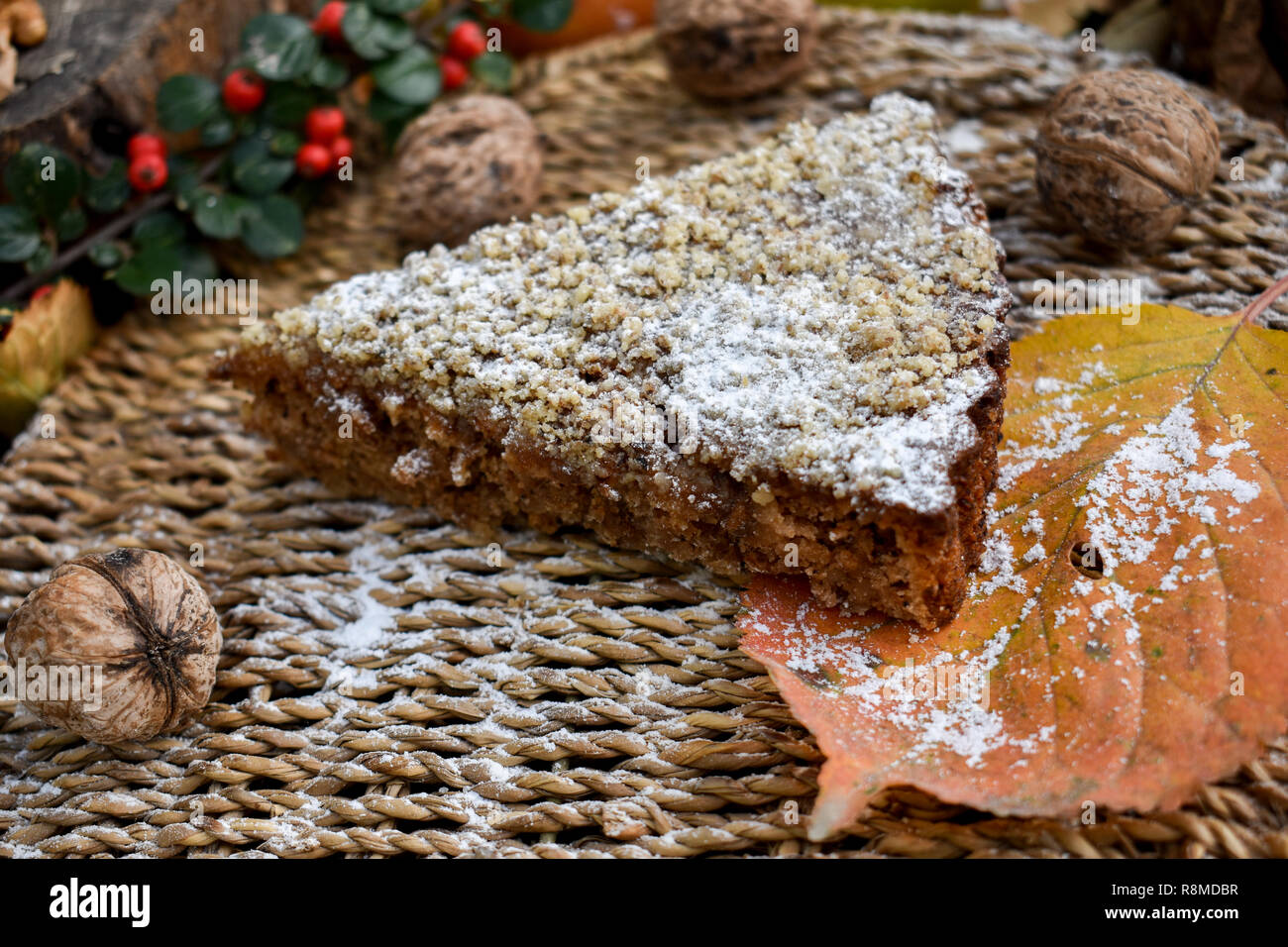 Disfrute fuera con un delicioso pedazo de pastel y aire fresco Fotografía  de stock - Alamy