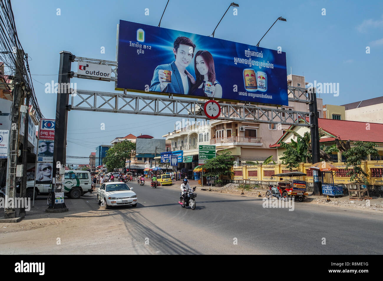 Gennemsigtig undertøj hugge Gran Red Bull anuncio cruzando una calle en Sihanoukville, Camboya, Sudeste  de Asia Fotografía de stock - Alamy