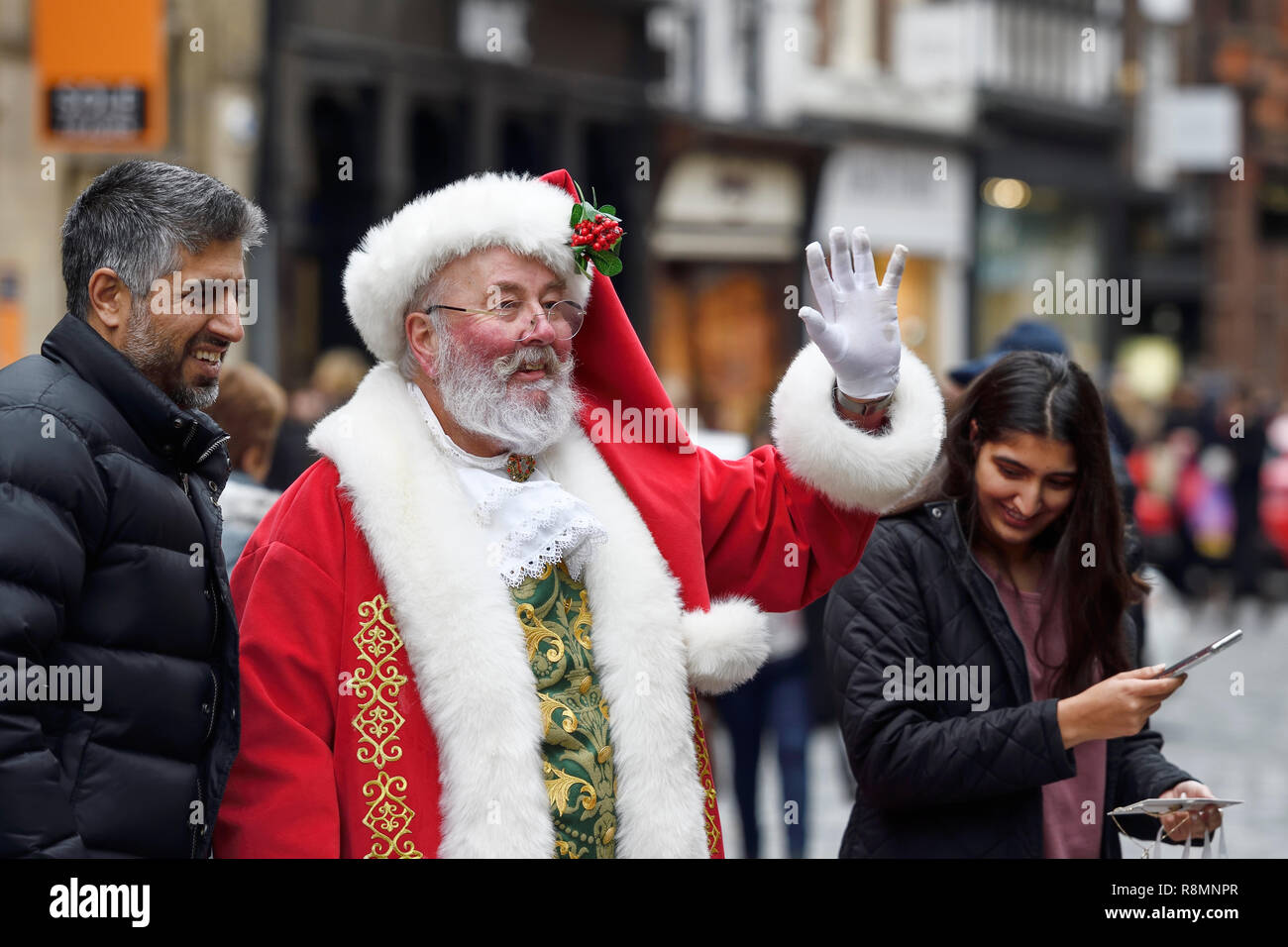 Chester, Reino Unido. El 16 de diciembre de 2018. Papá Noel, posa para una fotografía con los compradores de Navidad en el centro de la ciudad. Crédito: Andrew Paterson/Alamy Live News Foto de stock