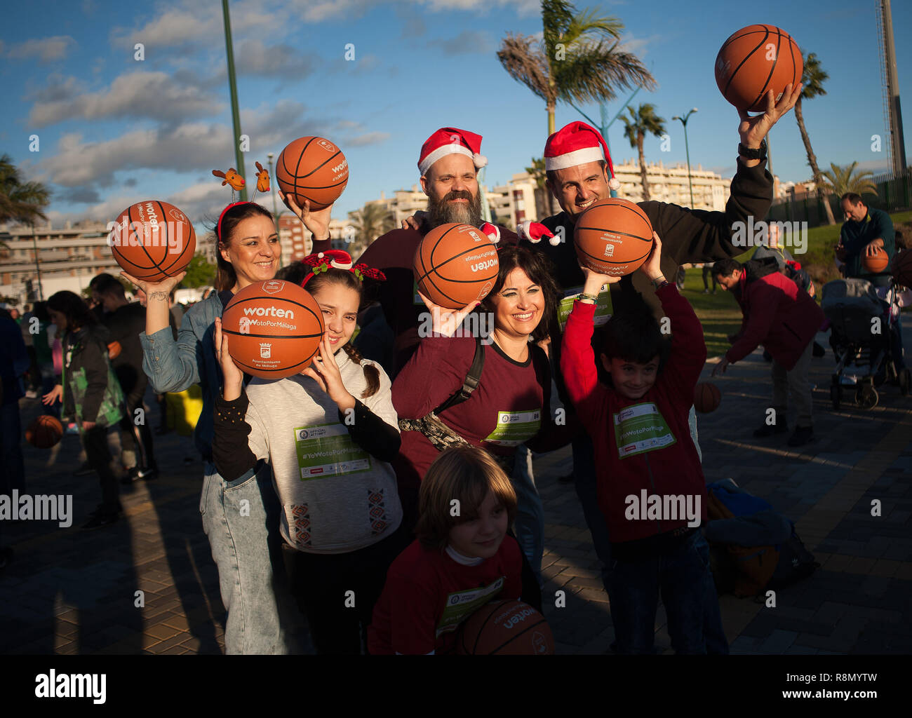 Málaga, Málaga, España. 16 Dec, 2018. Los participantes visto posando para  una foto antes de que el primer intento de batir el récord mundial Guinness  de personas saltando al mismo tiempo baloncesto