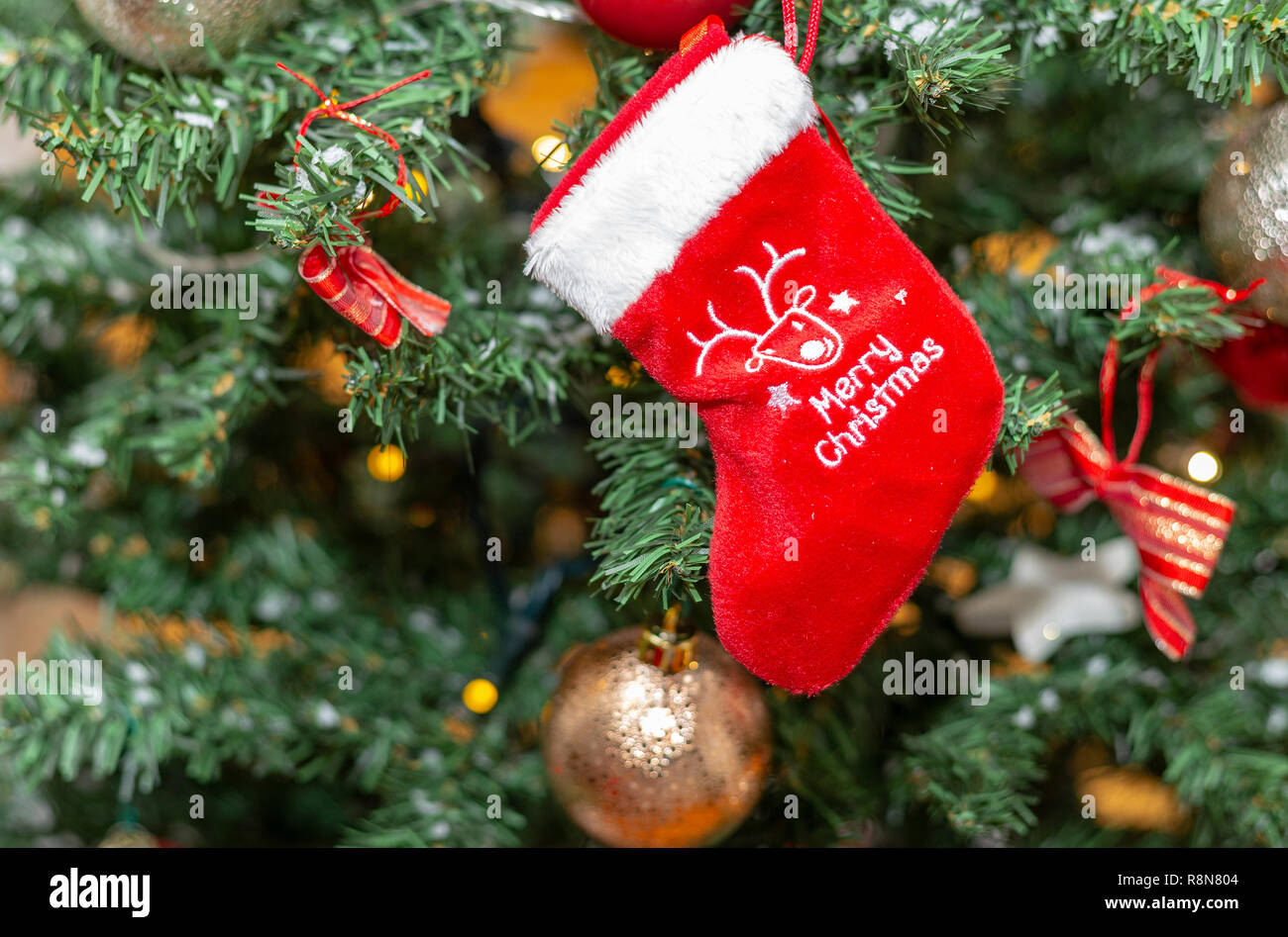 Árbol de Navidad decorado cerca. Calcetines de Navidad decoración  Fotografía de stock - Alamy