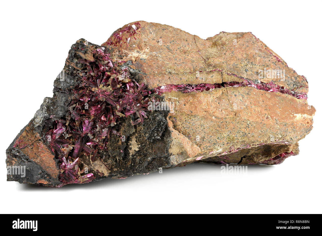 Erythrite O Mineral Rojo Del Cobalto En El Fondo Blanco Imagen de archivo -  Imagen de material, macro: 131681673