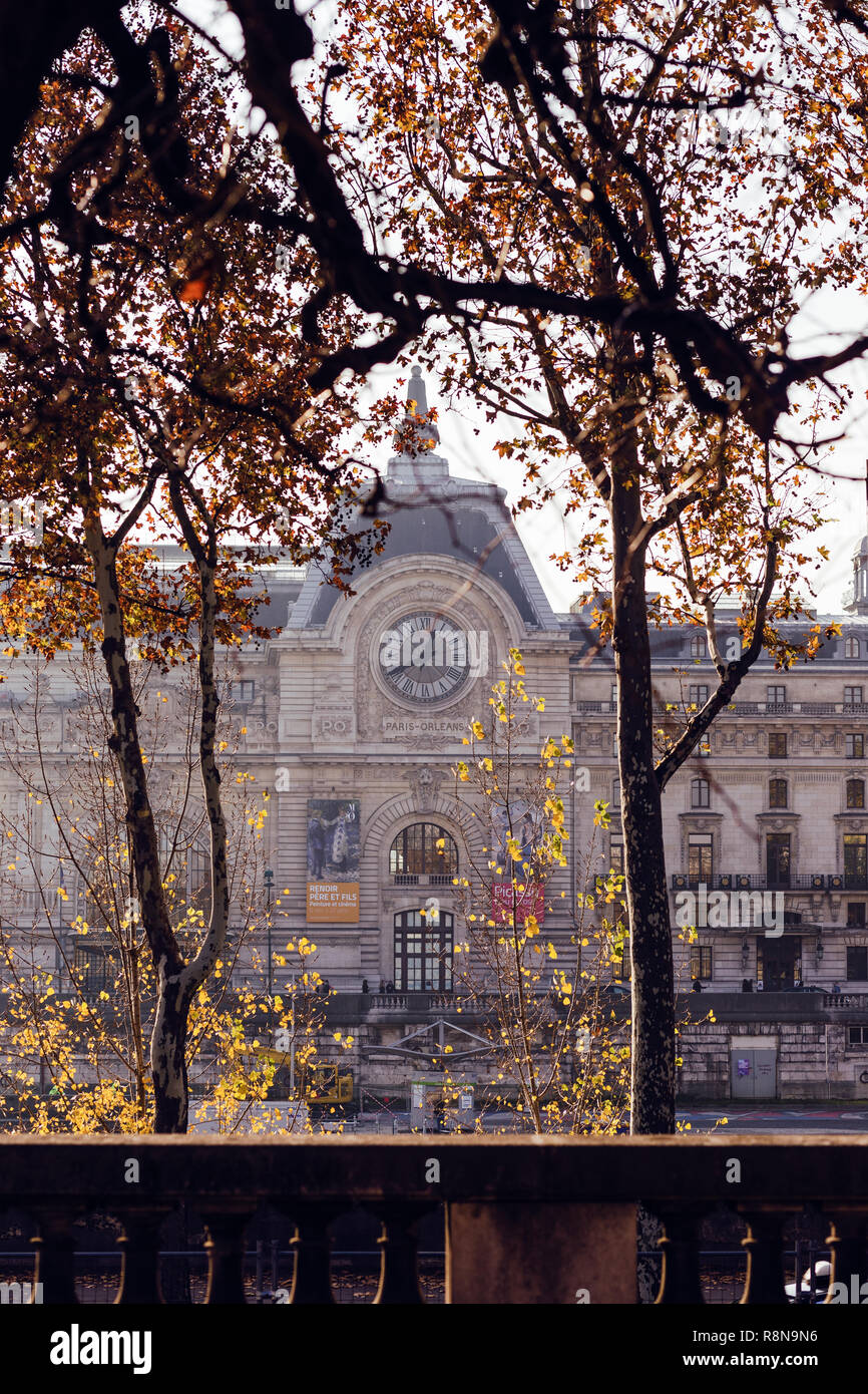 La fachada del Museo de Orsay (Musée d'Orsay) en otoño en Paris, Francia Foto de stock