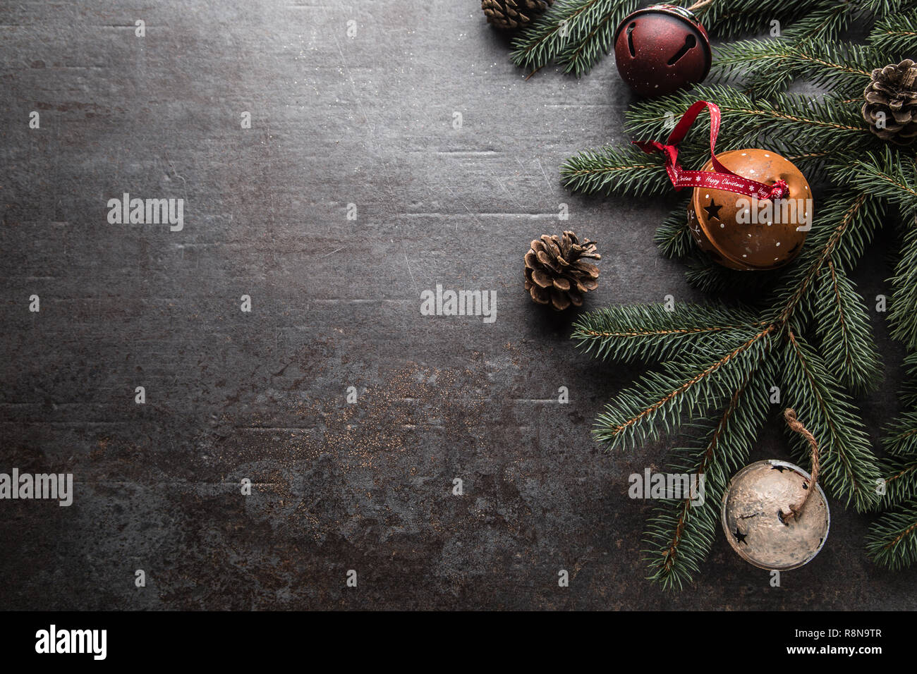 Parte superior de ver decoraciones de navidad Jingle Bells conos de pino  abeto libre fondo de hormigón Fotografía de stock - Alamy
