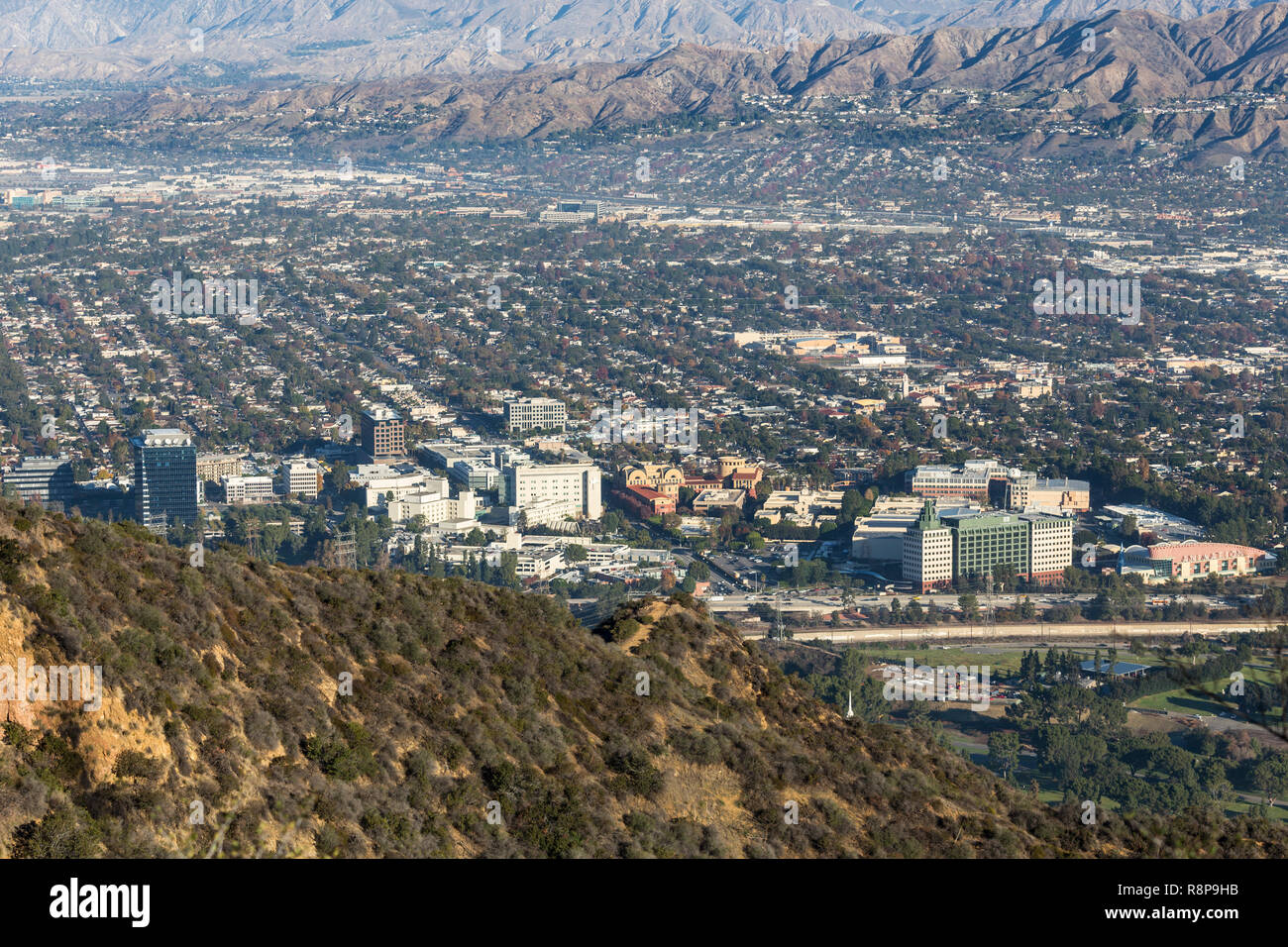 Burbank, California, USA - 13 de diciembre de 2018: vista de la cima de la colina hacia el distrito de Burbank media y Walt Disney Studios en el Valle de San Fernando, cerca de Foto de stock