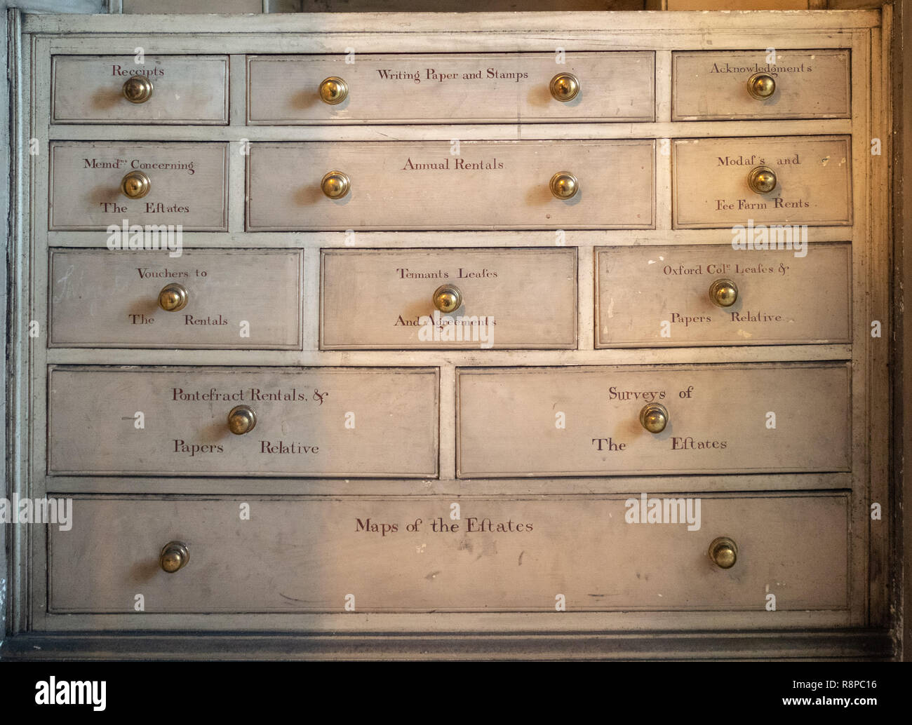 Cajones de almacenamiento con etiquetas para los documentos relativos a la casa señorial Foto de stock
