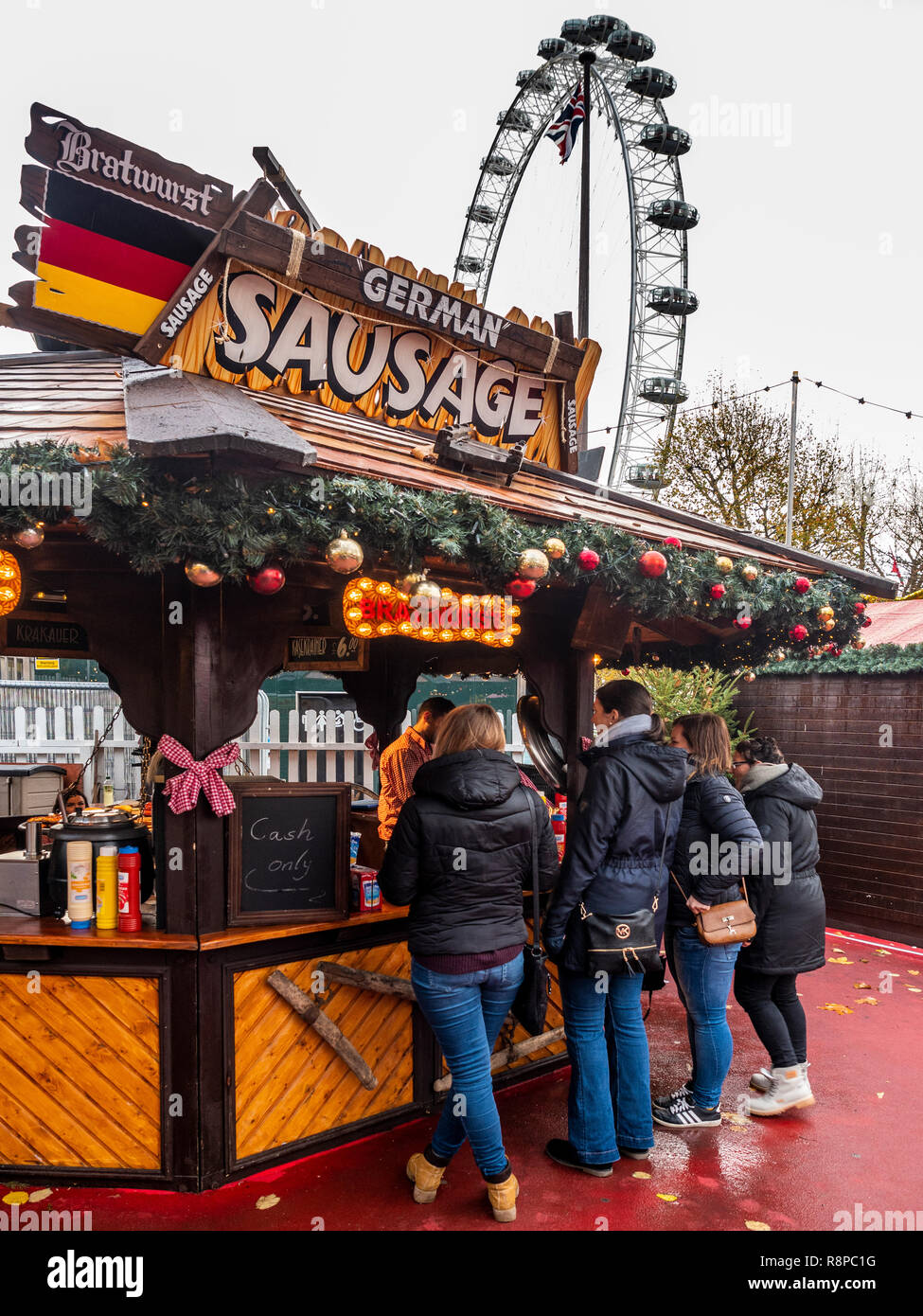Salchicha alemana puesto de comida en el mercado de invierno, Southbank, Londres, Reino Unido. Foto de stock