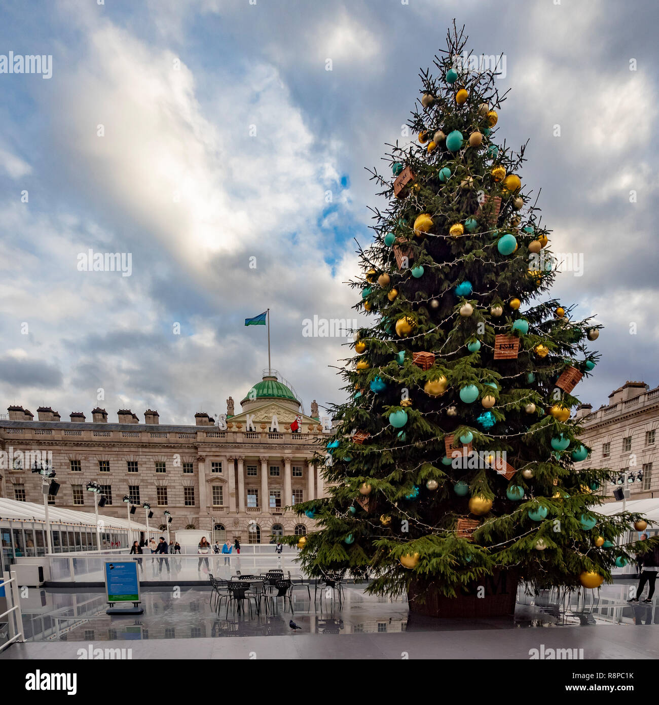 Pista de patinaje sobre hielo en Somerset House, Londres, Reino Unido. Foto de stock