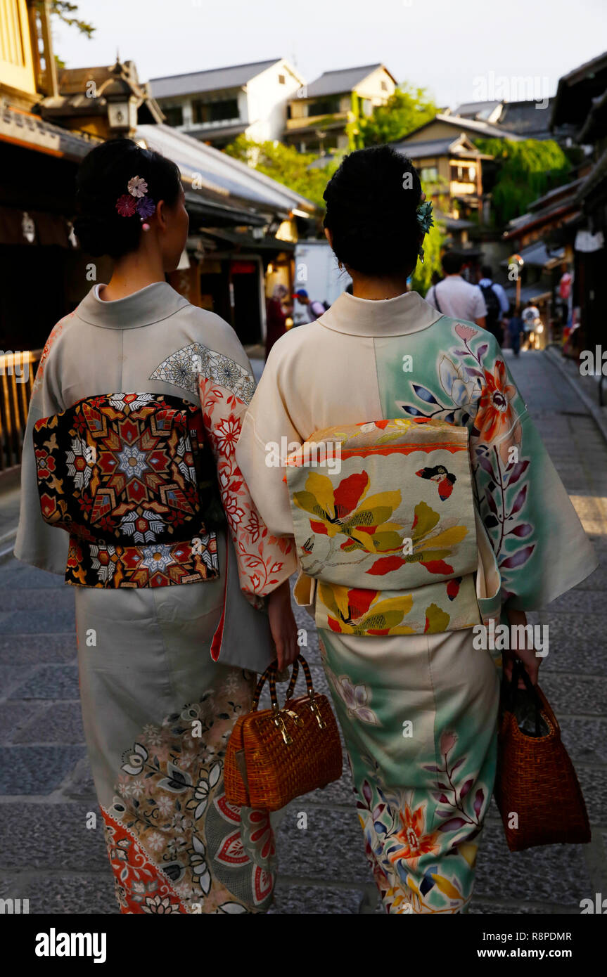 Chicas japonesas en kimonos con hermosos arcos visto desde atrás en la  calle Kyoto, Japón Fotografía de stock - Alamy