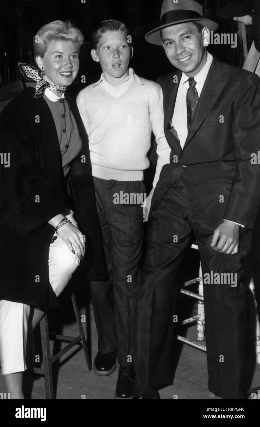 Doris Day, con su hijo Terry Melcher y Jack Webb, en el set del show televisivo, "ragnet' circa 1955 Archivo de referencia # 33635 636tha Foto de stock