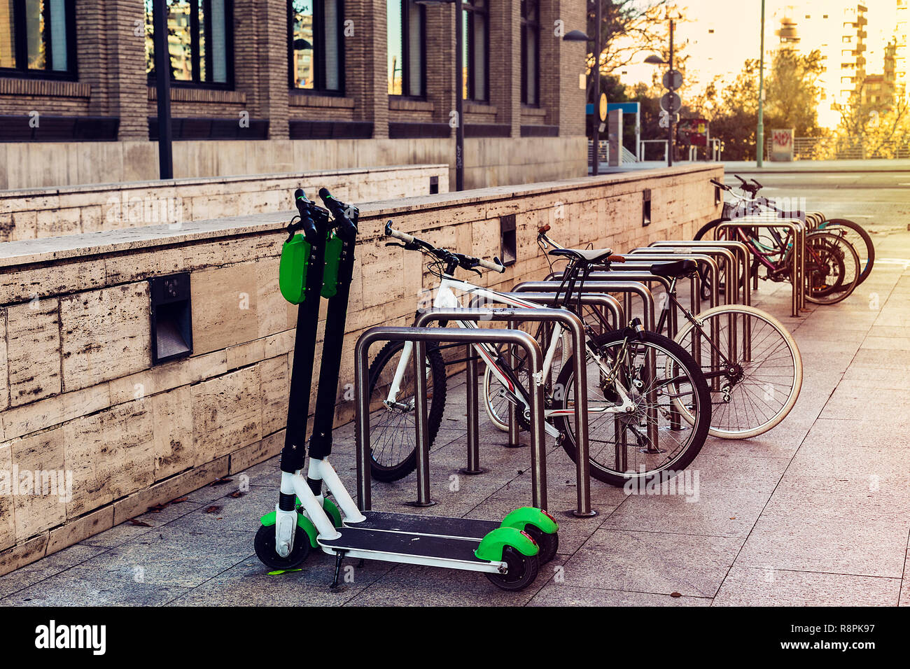 Bicicletas y scooter eléctrico estacionado en la ciudad de Zaragoza para  alquilar. Europa,España Fotografía de stock - Alamy