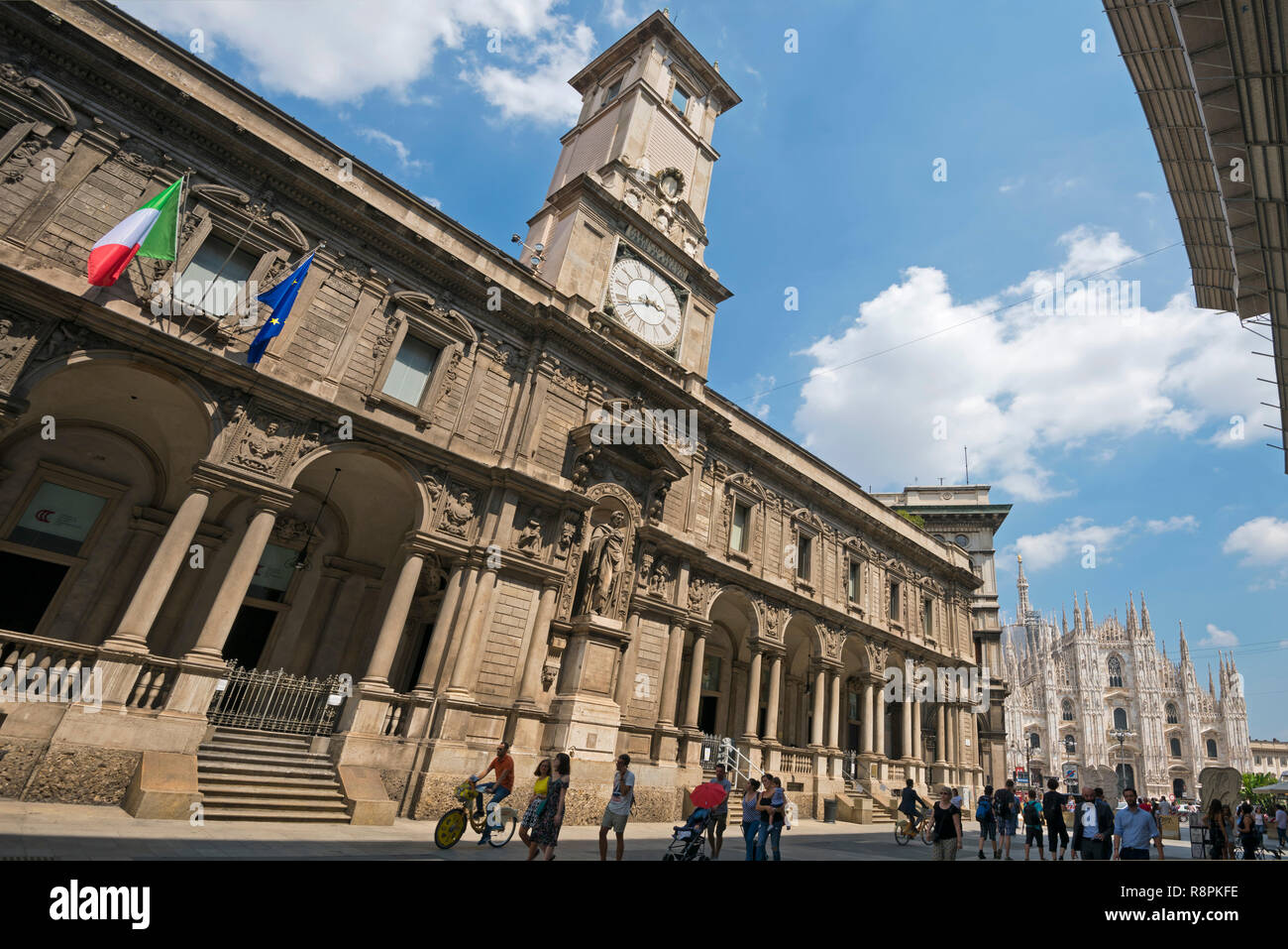 Streetview horizontal de la Cámara de Comercio de Milán, Italia Fotografía  de stock - Alamy