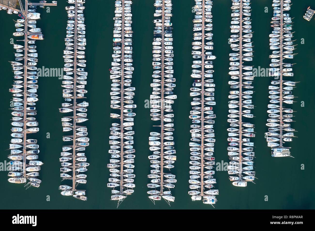 Francia, Morbihan, La Trinite sur Mer, el pontón de la marina (vista aérea) Foto de stock