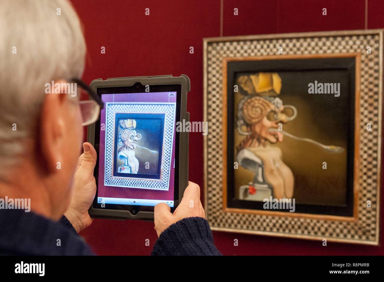 España, Cataluña, Figueras, Dalí Teatro y Museo dedicado al pintor Salvador Dalí, el retrato de Picasso Foto de stock