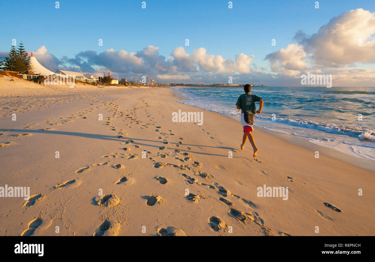 Un hombre corriendo en Leighton Beach Foto de stock