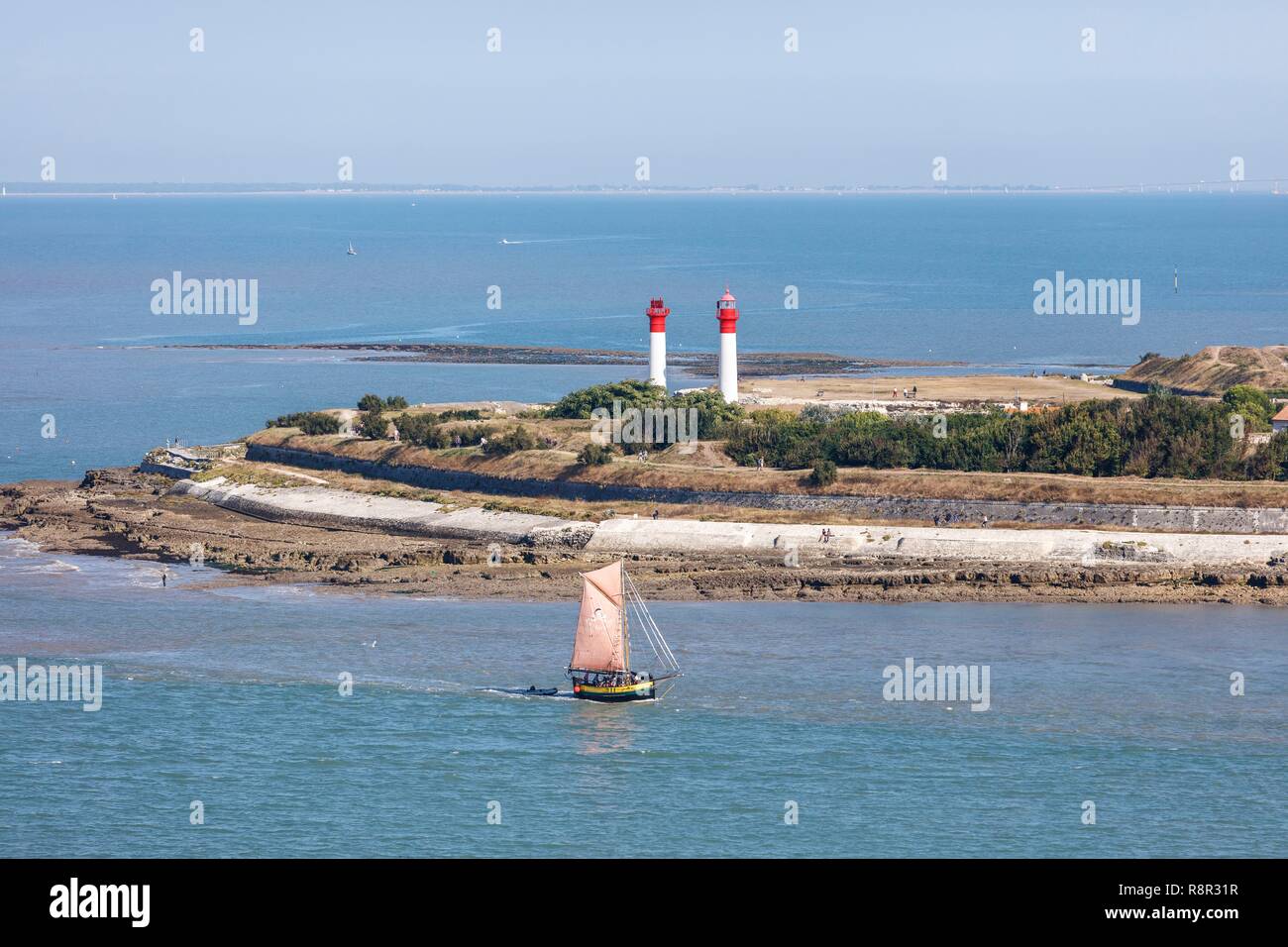 Francia, Charente Maritime, L'Ile d'Aix, bote de vela y los faros (vista aérea) Foto de stock