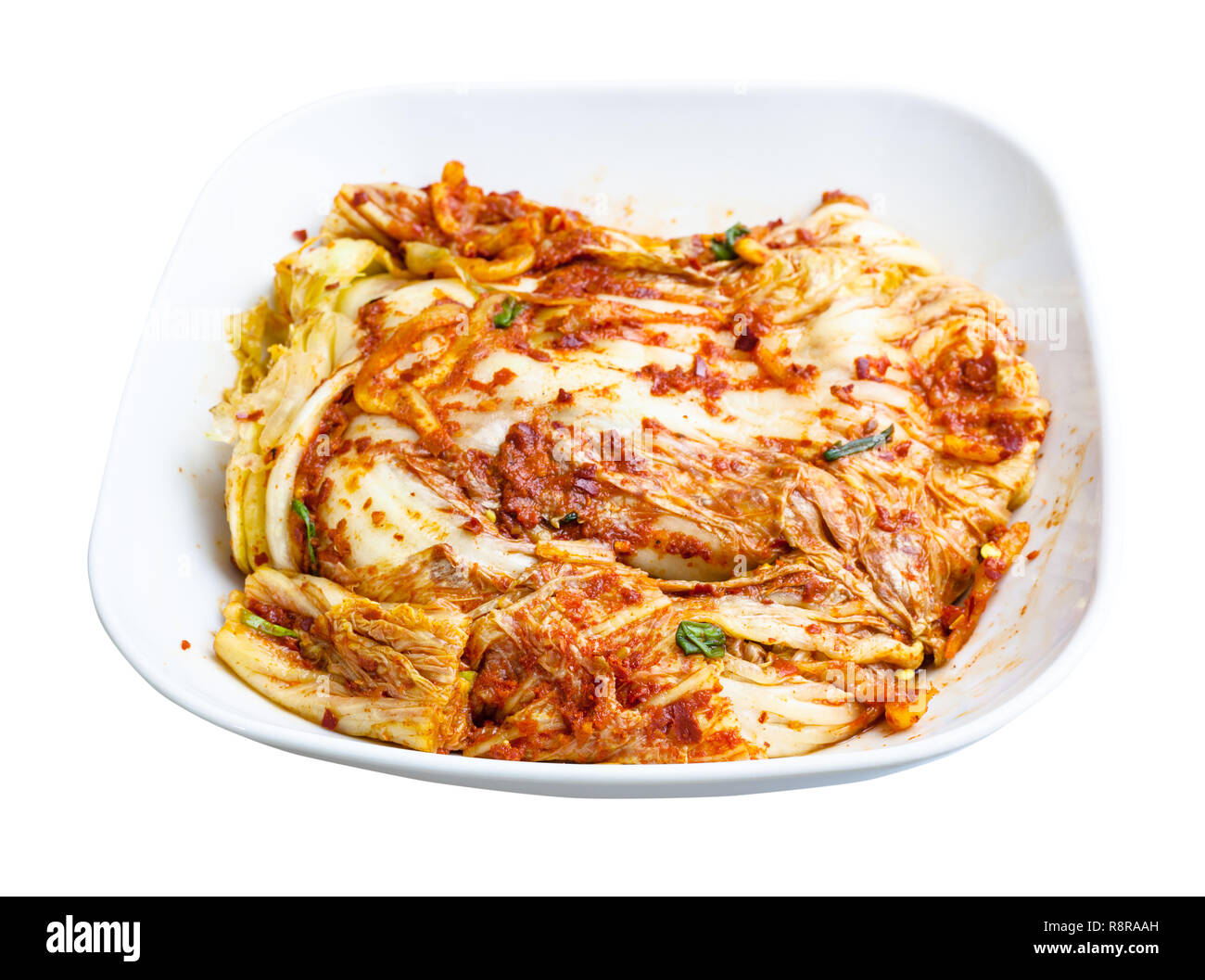 - Cocina coreana Kimchi aperitivo (repollo napa Spice) en blanco recipiente aislado sobre fondo blanco. Foto de stock