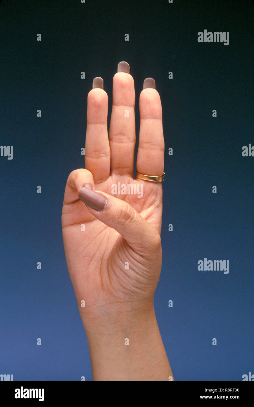 Mostrando tres dedos de mano Foto de stock