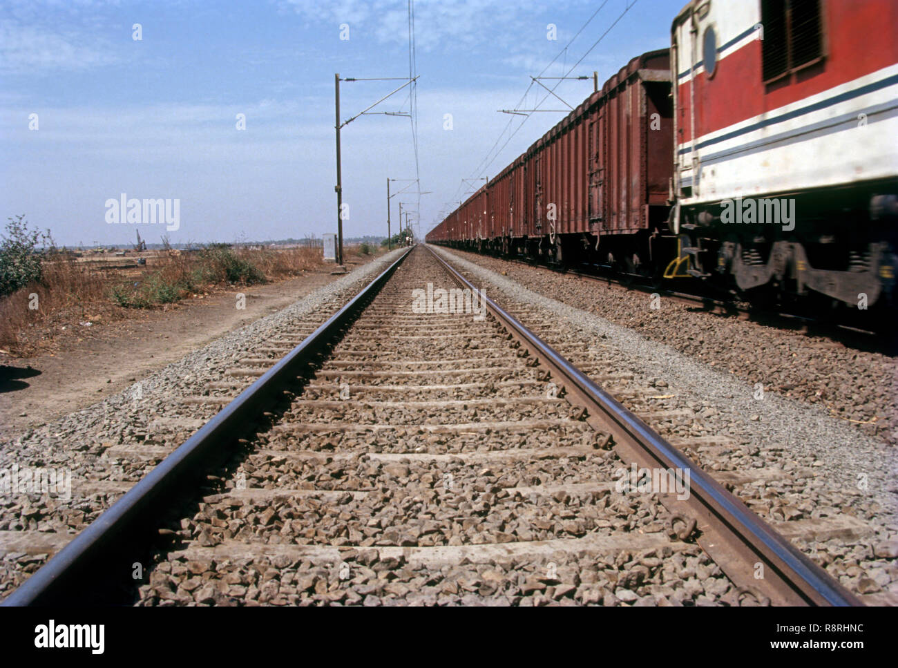 Tren pasa sobre la línea de ferrocarril, india Foto de stock