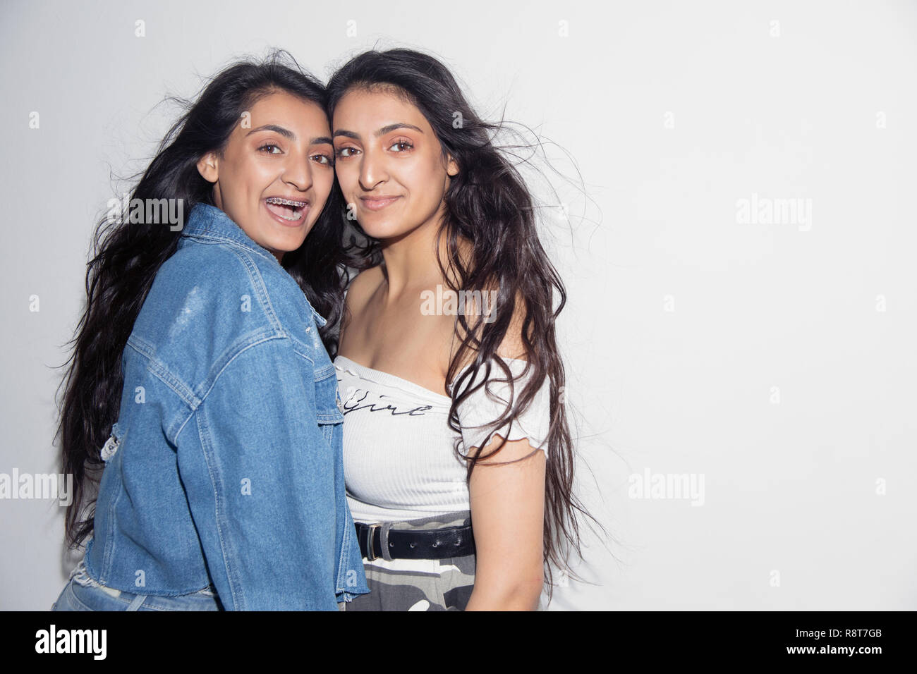 Retrato seguros hermanas gemelas adolescentes Foto de stock