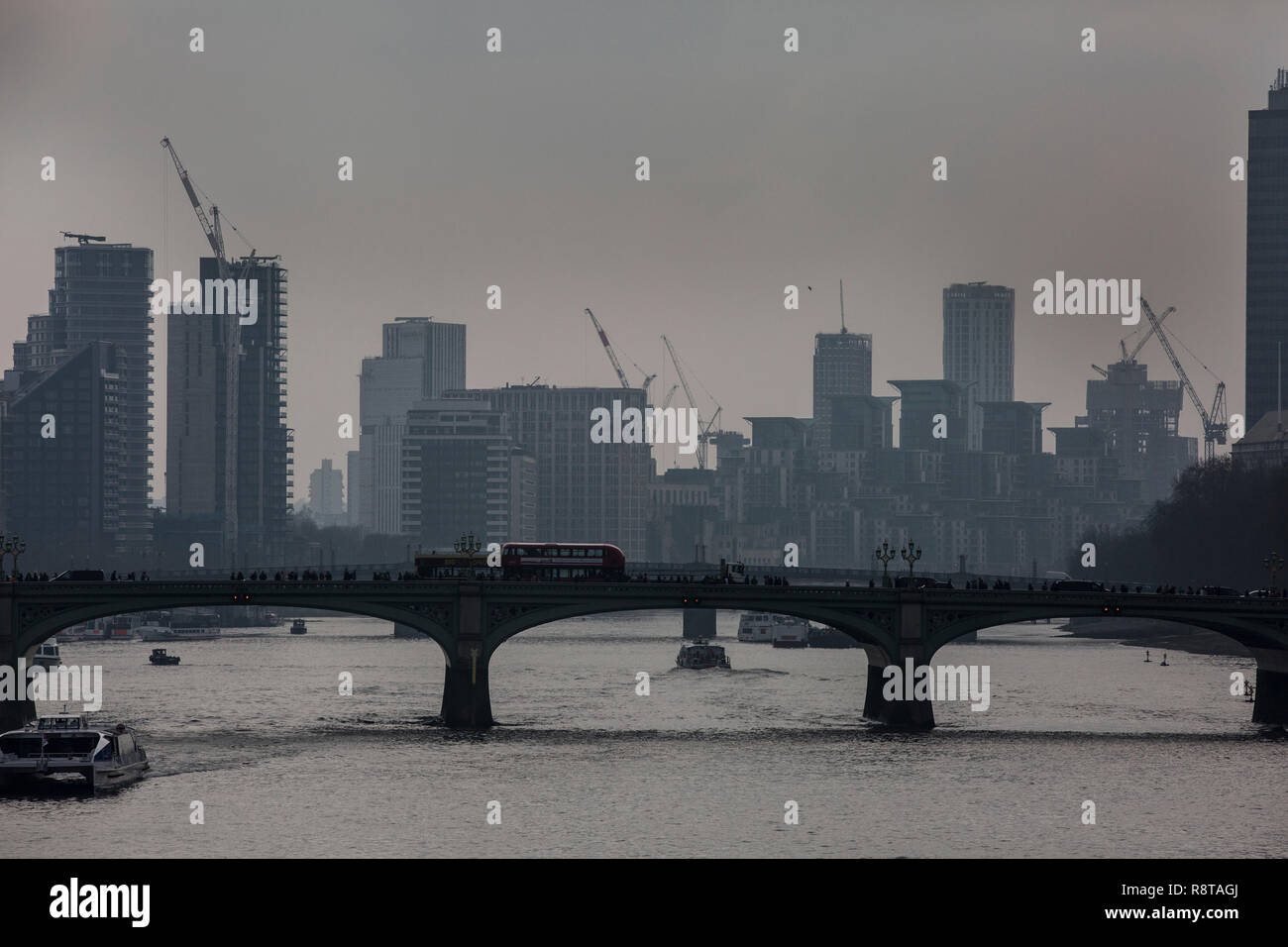 La contaminación se asienta en el horizonte sobre el puente de Westminster, en el centro de Londres, Inglaterra, Reino Unido. Foto de stock