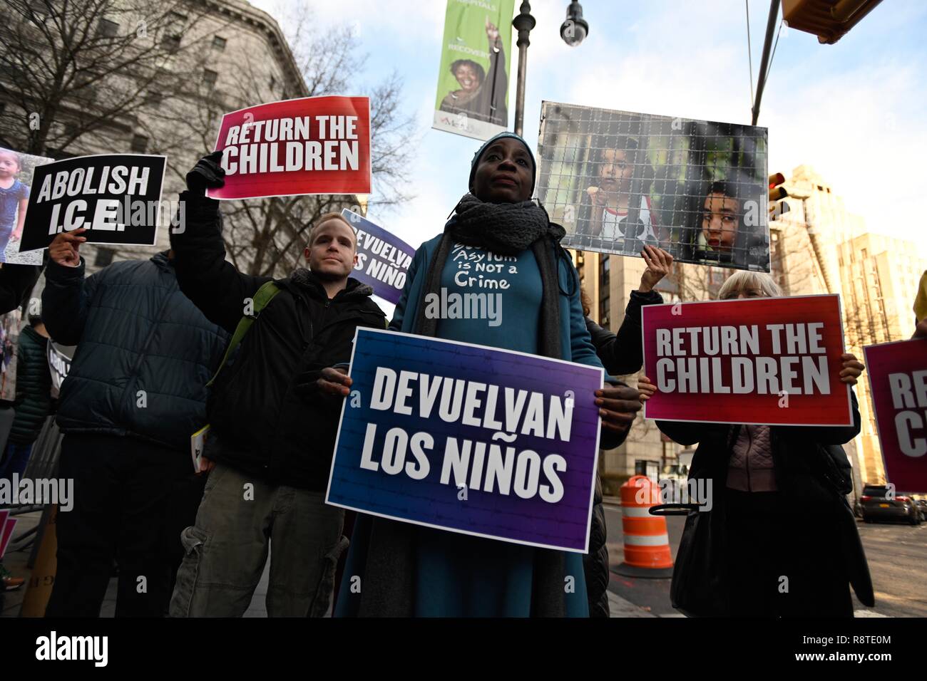 Nueva York, EE.UU., 17 de diciembre de 2017 la estatua de la libertad escalador Patricia Okoumou habla con partidarios fuera del tribunal federal antes del juicio por un juez federal en cargos menores de allanamiento de morada, conducta desordenada, e interfieren con el funcionamiento del gobierno por su acto de desobediencia civil el 4 de julio. on Okoumou subió a la base de la estatua para protestar contra las políticas de inmigración de la administración Trump. Foto de stock