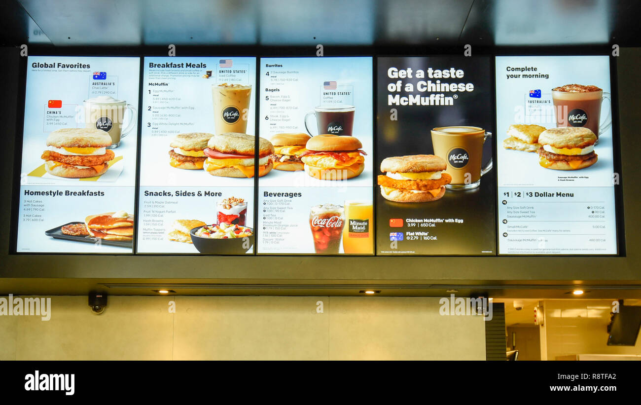 Chicago, Estados Unidos. 17 de diciembre de 2018. El menú en el restaurante McDonald's en su sede mundial en el West Loop que sirve los elementos dibujados desde los menús de sus restaurantes en todo el mundo. McDonald's ha anunciado planes para reducir el uso de antibióticos en la alimentación mundial de carne vacuna, alimentando las predicciones que otros restaurantes sigan su ejemplo. El mundo de la mayor cadena de comida rápida aborda las preocupaciones de que el uso excesivo de antibióticos vital para luchar contra las infecciones humanas en animales de granja, pueden disminuir la eficacia de los medicamentos en las personas. Crédito: Stephen Chung / Alamy Live News Foto de stock