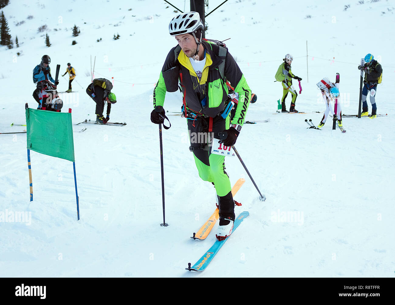 Diciembre 15, 2018: ski mountaineering racer, John O'Neill #107, sale de la  zona de transición después de aplicar máscaras a escalar sus esquís durante  la difícil Estados Unidos la Asociación de Esquí