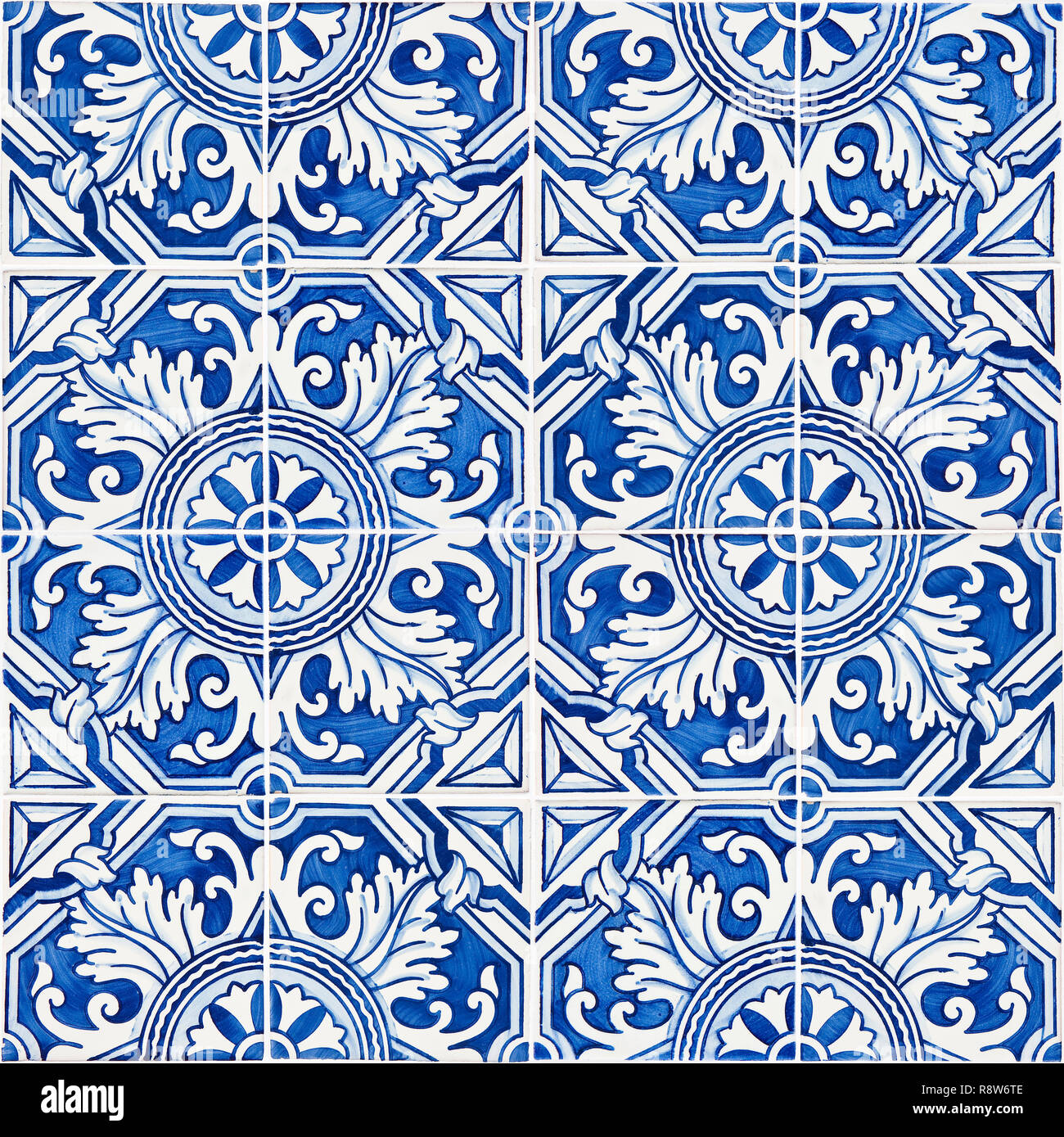 Decoración típica portuguesa con coloridos azulejos de cerámica - Vista  frontal Fotografía de stock - Alamy