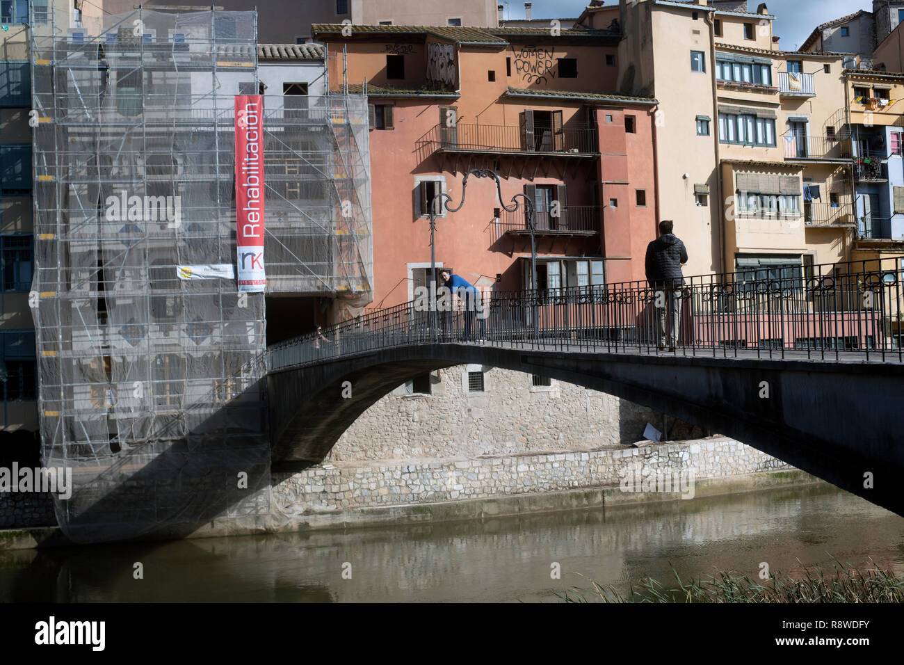 Los peatones en el puente sobre el río Onyar en Girona España Foto de stock