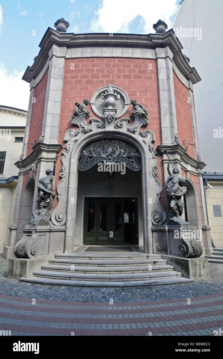 Cine espléndida Plaza de Riga, Letonia. Foto de stock