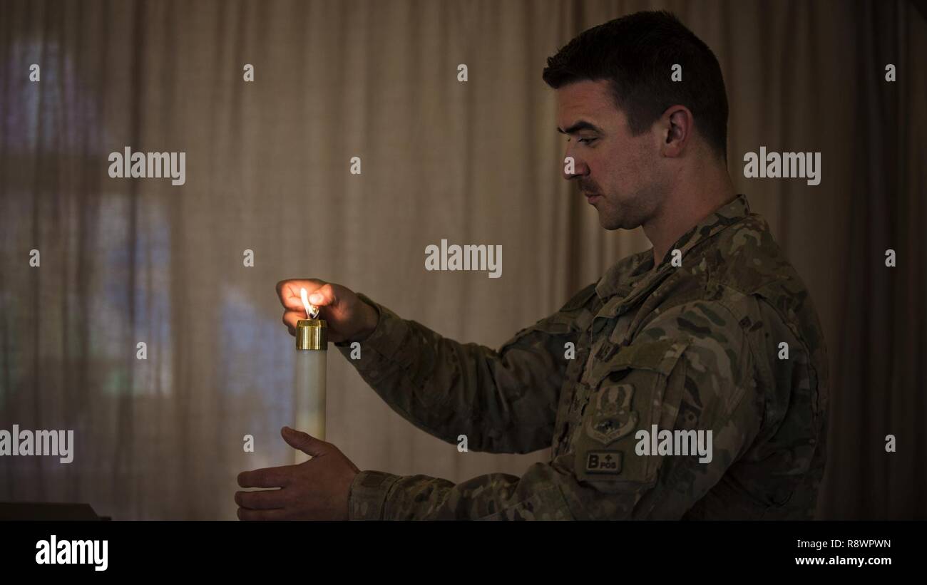 El Sargento. Thomas Bennet, capellán del ala expedicionaria aérea 455assistant, luces de velas antes de la misa del domingo, 12 de marzo de 2017 en el Aeródromo de Kandahar, Afganistán. Bennett y su capellán servir en Kandahar, bastión del campamento y campamento Dwyer. Foto de stock