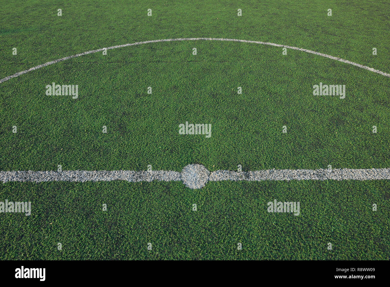 Estadio campo de fútbol artificial sobre el verde césped, juego