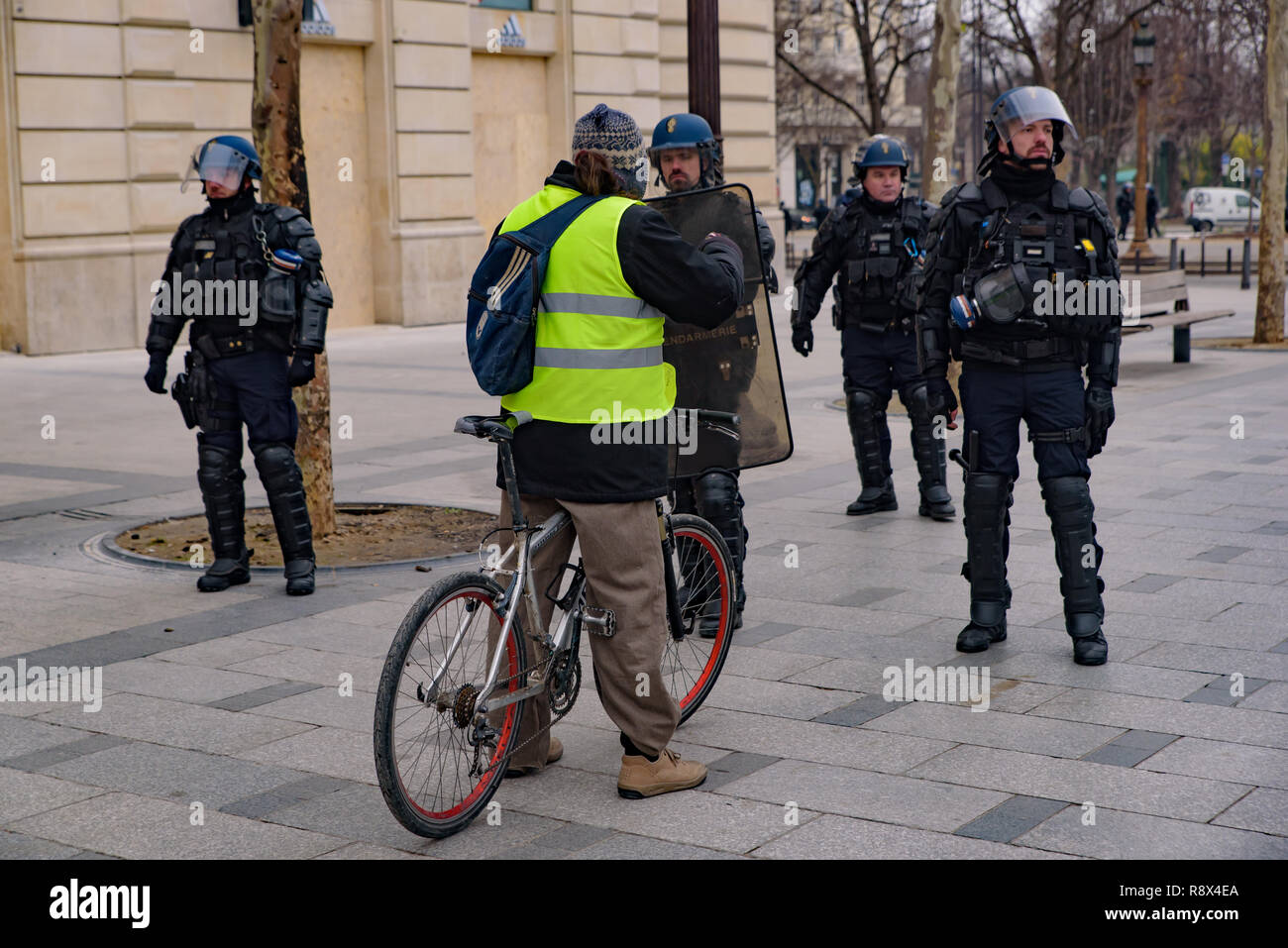 La policía antidisturbios y chalecos amarillos demostración (Gilets Jaunes) manifestantes contra el gobierno y el presidente francés Macron en Campos Elíseos, París, Francia Foto de stock