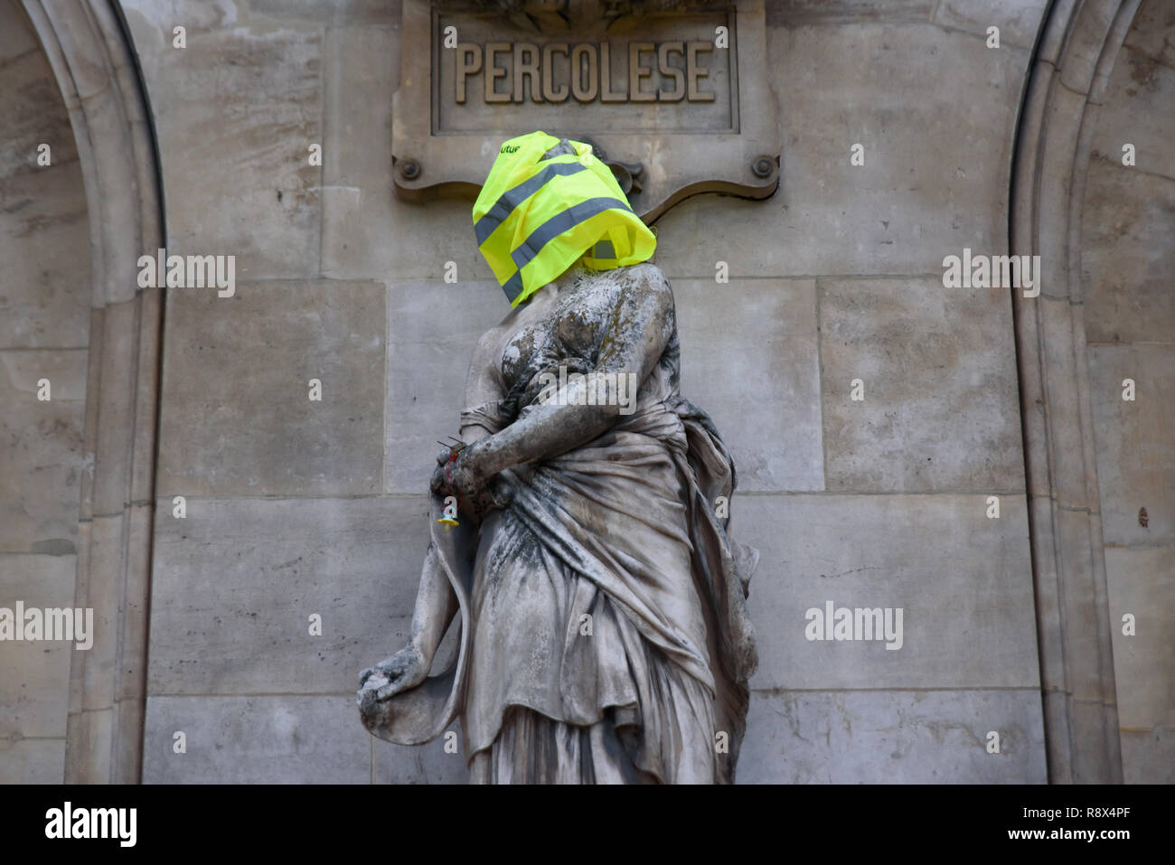 Los manifestantes de chalecos amarillos demostración (Gilets Jaunes) contra el gobierno, y el presidente francés puso el chaleco amarillo y la bandera en la Opera Garnier de París Foto de stock