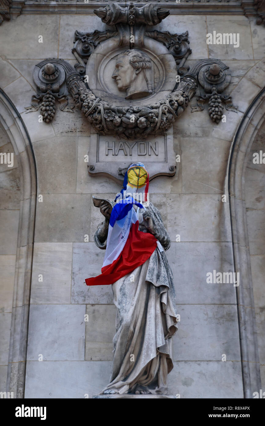 Los manifestantes de chalecos amarillos demostración (Gilets Jaunes) contra el gobierno, y el presidente francés puso el chaleco amarillo y la bandera en la Opera Garnier de París Foto de stock