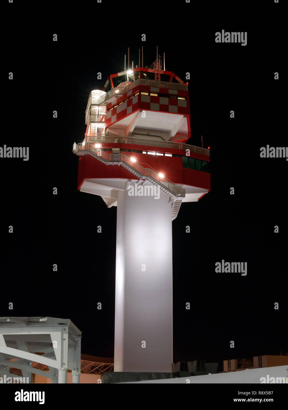 Torre de control del tráfico aéreo en la noche Foto de stock