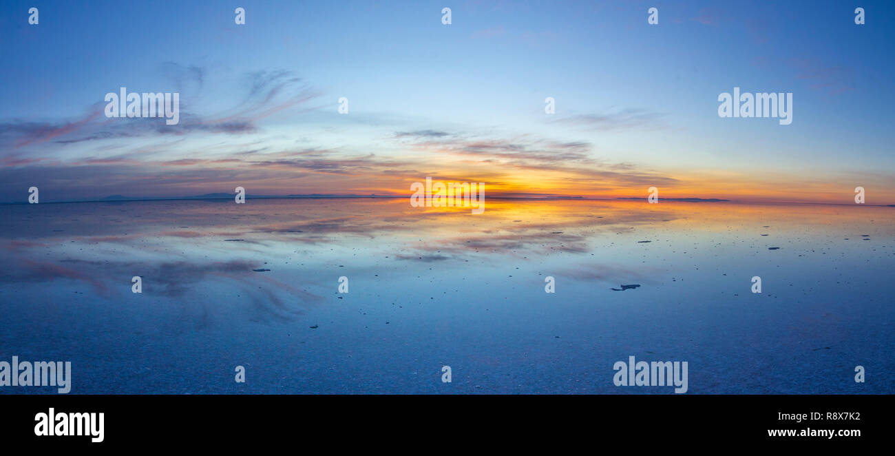 Uyuni reflexiones. Una de las cosas más increíbles que un fotógrafo puede ver. Aquí podemos ver cómo el amanecer sobre un horizonte infinito a Uyuni Foto de stock