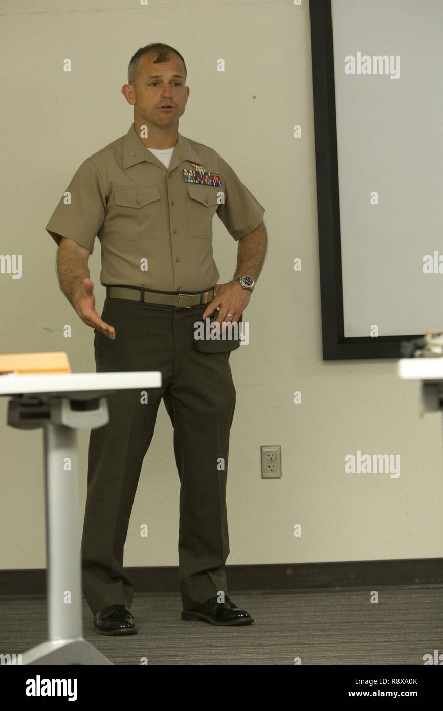 Cuerpo de Marines de EE.UU, el Coronel James B. Wellons, comandante de armas y tácticas de Aviación Marina Escuadrón uno (MAWTS-1) da la bienvenida a los estudiantes que asistieron al primer curso de oficial de mantenimiento de aviones avanzados (AAMOC) en Marine Corps Air Station Yuma, Arizona, el 13 de marzo, 2017. AAMOC capacitará a oficiales de mantenimiento de aeronaves con herramientas de liderazgo, mayores conocimientos técnicos y las prácticas normalizadas mediante procedimientos rigurosos de académicos y de capacitación práctica a fin de disminuir los percances relacionados con el suelo y aumentar la incursión de generación. Foto de stock