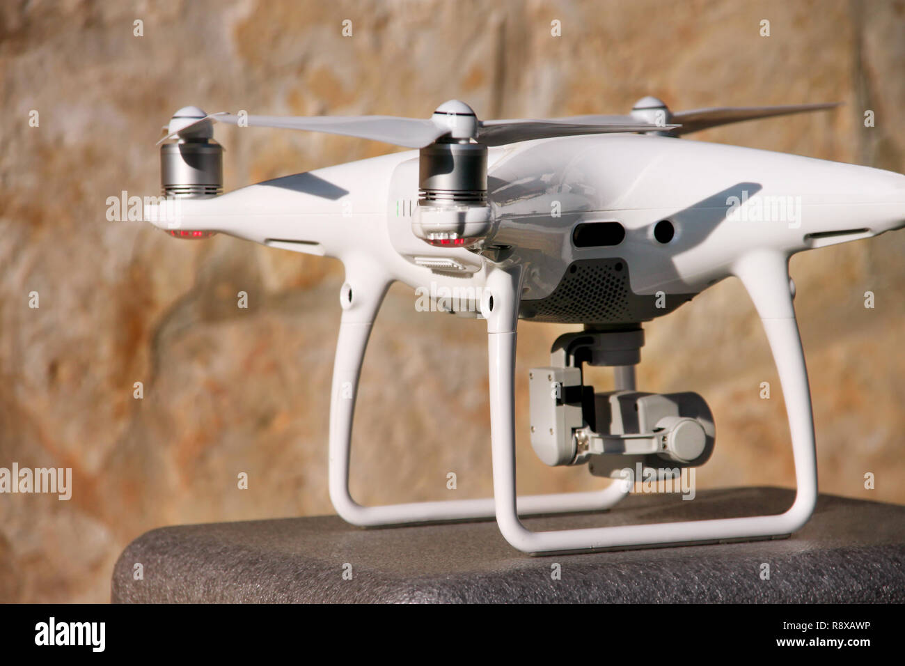 Drone quadcopter blanco con cámara digital 4K en el stand está listo para  el despegue para volar en el aire para tomar fotos, grabar metraje desde  arriba. Zumbido Fotografía de stock -