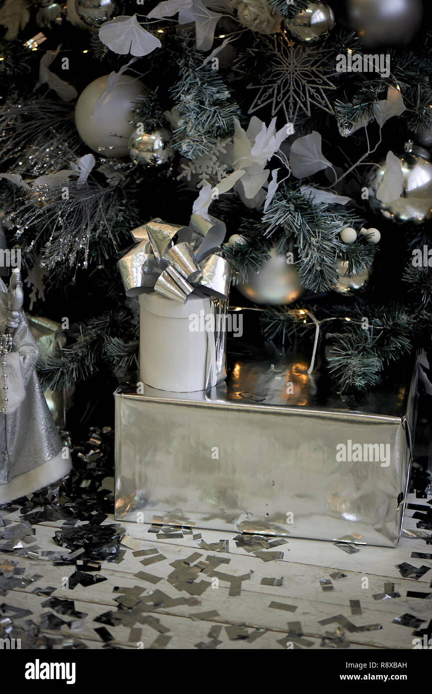 El papel de la envoltura de plata de regalo bajo el árbol de Navidad en el  año nuevo Fotografía de stock - Alamy