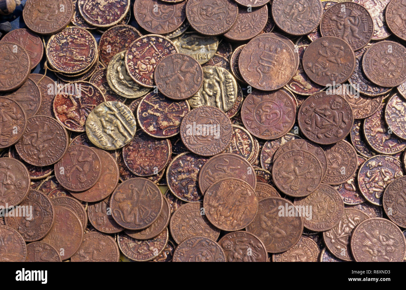 Monedas, monedas redondas, monedas de cobre, monedas circulares, monedas de latón, monedas antiguas, monedas antiguas, Foto de stock