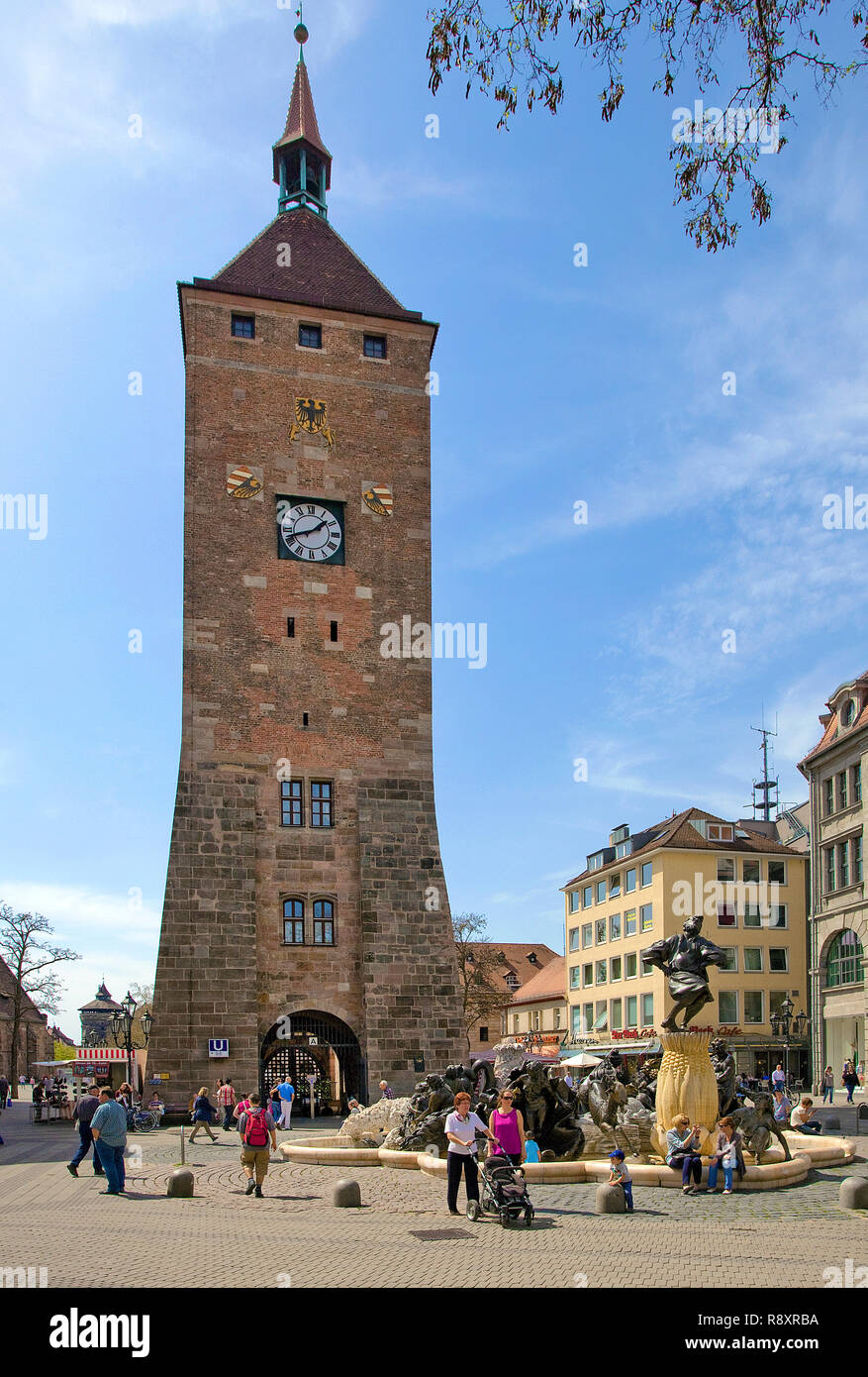 Torre Blanca y el matrimonio rotonda fountain (alemán: Ehekarussell), Nuremberg, Franconia, Baviera, Alemania, Europa Foto de stock