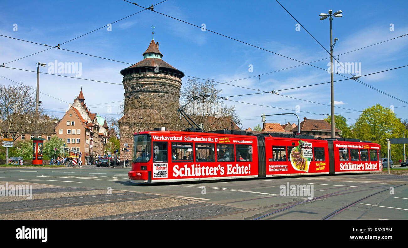 Tranvía en Splittertor, Old Town, Nuremberg, Franconia, Baviera, Alemania, Europa Foto de stock