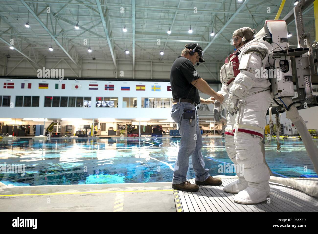 https www alamy es mark vande hei un coronel retirado del ejercito se prepara para formar dentro de la nasa el laboratorio de flotabilidad neutral piscina cerca del centro espacial johnson en houston el 1 de marzo de 2017 la piscina es uno de los mas grandes del mundo de 202 pies de largo y 40 metros de profundidad y es lo suficientemente grande como para alojar una replica de la estacion espacial internacional vistiendo un traje espacial especializado que recrea la microgravedad los astronautas flotan en la estacion de simulacro para practicar las tareas que tenga que hacerlo como parte de un paseo espacial image229243415 html